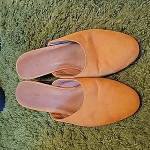 Universal threads mustard colored mule with small square heel. Sz 91/2.